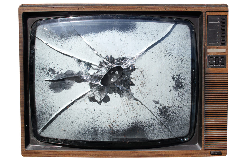 Телевизор сломался буду. Сломанный телевизор. Старый телевизор. Разбитые телевизоры. Старый сломанный телевизор.